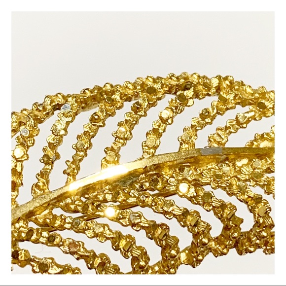 Vintage signed BSK sparkling gold open work leaf brooch - Picture 3 of 12